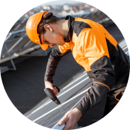 install-zonnepanelen-person